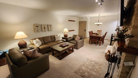 Living Room:  Courtyard/Mt view, Smart TV, Comfortable seating for 5
