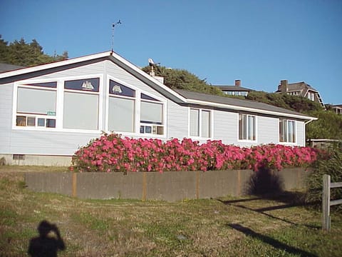 One level with 3 steps to front porch make Surfwatcher very accesible