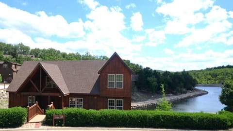 Fabulous large cabin right on lake shore next to pool, playground, Basketball