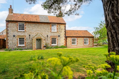 Old Posting, Brancaster Staithe: Front elevation