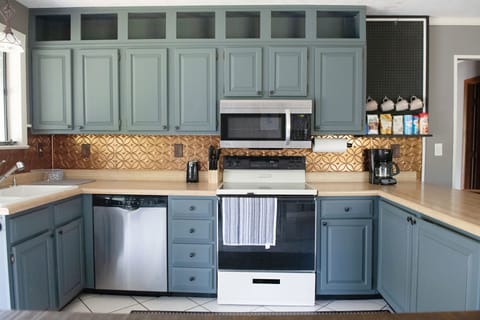 Full kitchen with dishwasher
