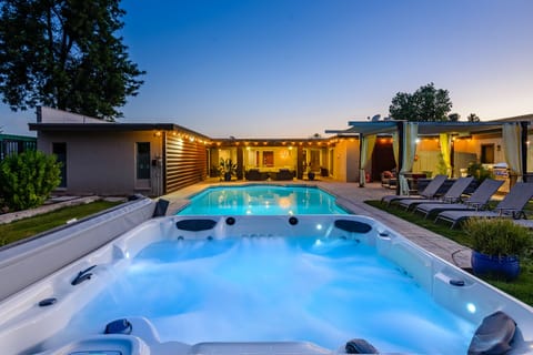 Spacious private back yard.  Jacuzzi (Oct-Apr)
