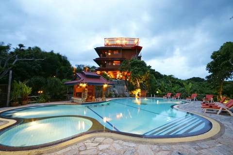 Outdoor pool, pool umbrellas, sun loungers