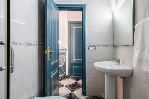 Triple Room | Bathroom | Hair dryer, towels, soap, shampoo