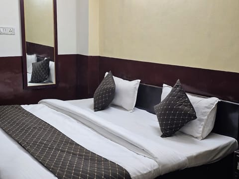 AC DELUXE ROOM | Premium bedding, individually decorated, individually furnished, desk