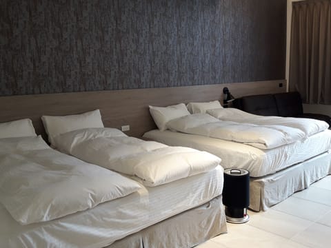 Elite Quadruple Room | Blackout drapes, soundproofing, rollaway beds, free WiFi