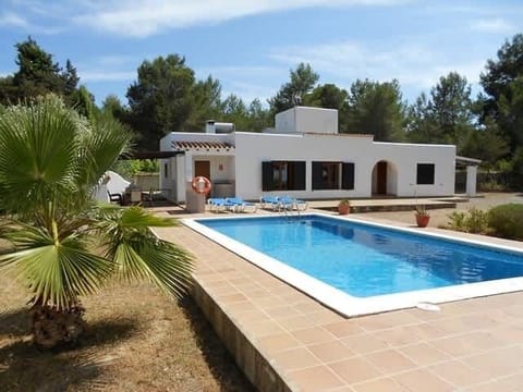 Great outdoor pool area with sun loungers, BBQ and great views
