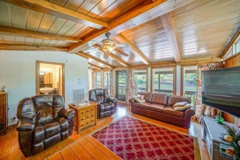 Living Comfort with water front view and lake access right out the front door!