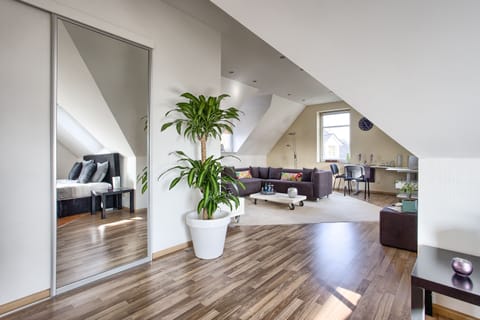 Deluxe Room (mit Whirpool) | Living area | Flat-screen TV