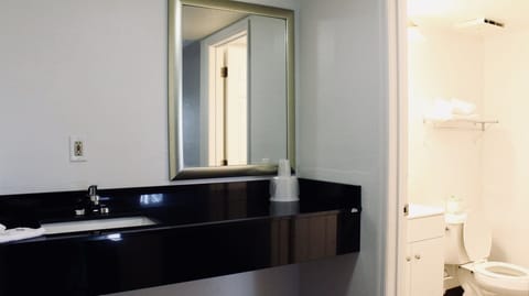 Combined shower/tub, free toiletries, hair dryer, towels