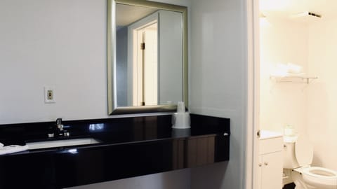 Combined shower/tub, free toiletries, hair dryer, towels