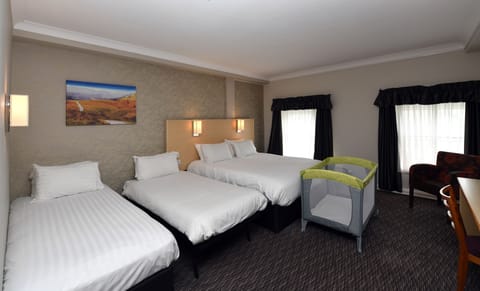 Family Room | Desk, iron/ironing board, free cribs/infant beds, free WiFi