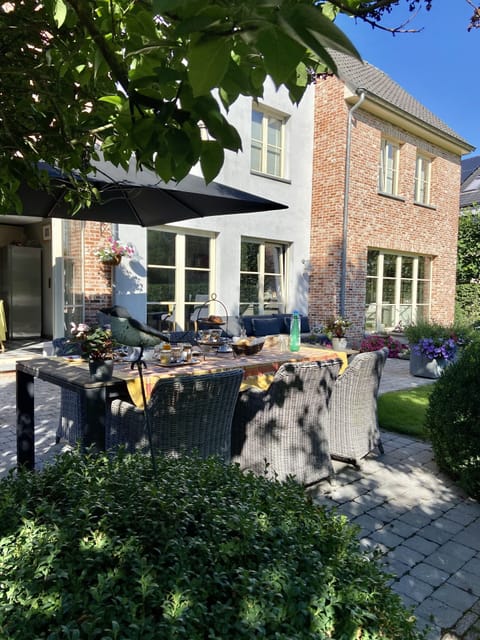 Daily continental breakfast (EUR 24 per person)