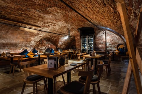 2 restaurants; breakfast, lunch, dinner, and brunch served