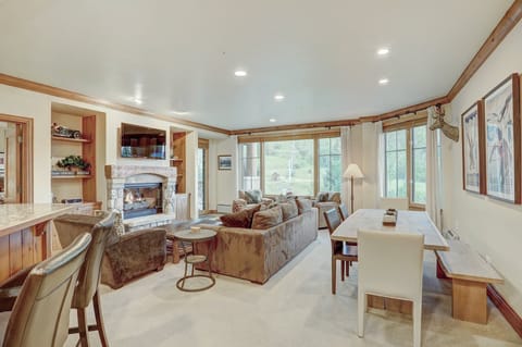 Flooring, Living Room, Indoors, Room, Furniture