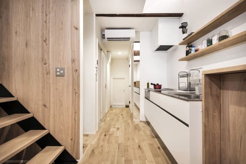Japan Sessions KANZAKI 01 | Private kitchen | Full-size fridge, microwave, stovetop, electric kettle