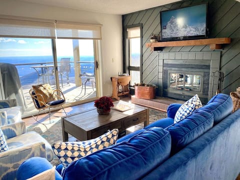 Living Room: Spectacular views and vibrant decor invite relaxation and mountain adventures!