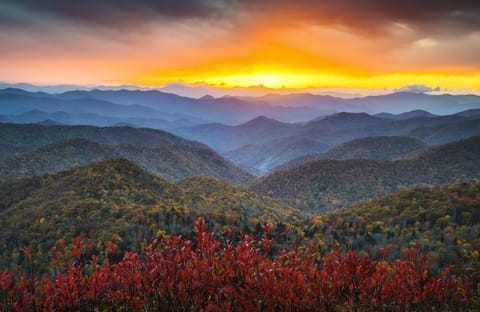 Wake up to layered mountain views. Endless ridgelines and unforgettable sunsets right outside your door.