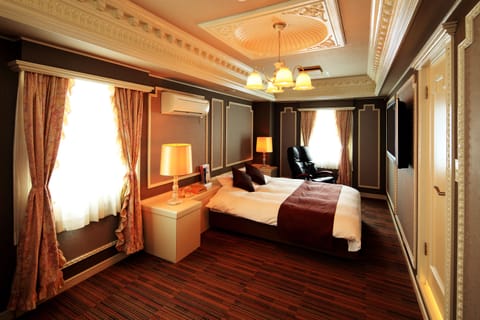 Double Room (S), Non smoking | In-room safe, desk, laptop workspace, iron/ironing board
