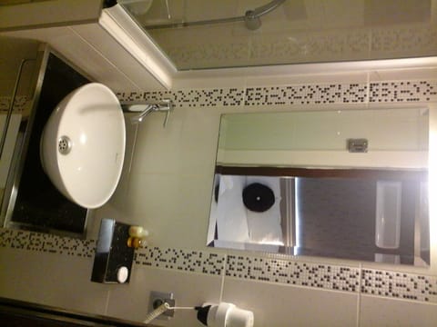 Basic Triple Room | Bathroom | Hair dryer, towels, soap, shampoo