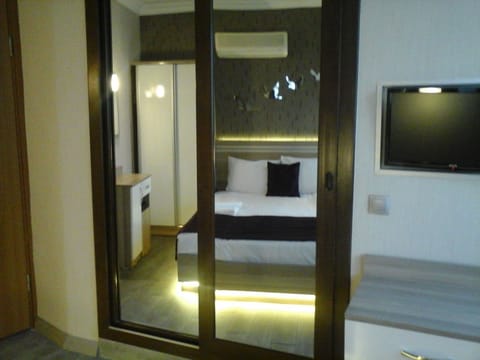 Premium bedding, desk, free WiFi