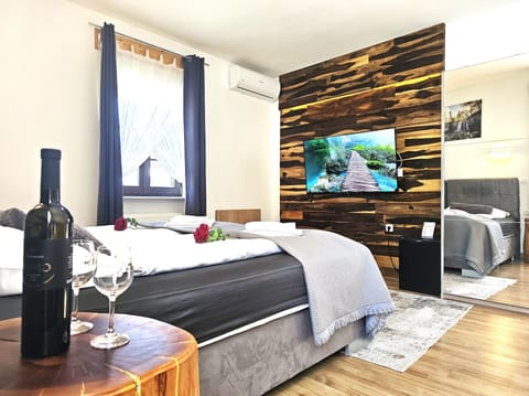 Deluxe Twin Room | Minibar, in-room safe, desk, laptop workspace