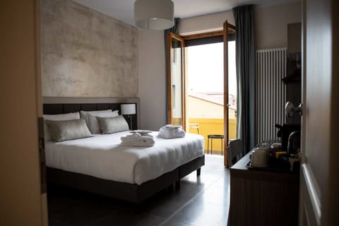 Superior Double or Twin Room | Minibar, in-room safe, desk, blackout drapes