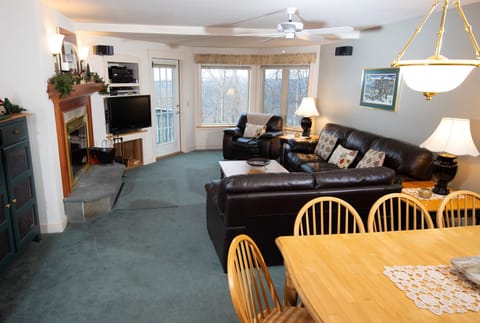 Come and stay in our cozy ski-in/ski-out unit in Okemo!
