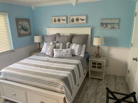 Guest room with queen size bed complete with 6 drawers for clothing