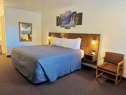 Room, 1 King Bed | Blackout drapes, free WiFi, bed sheets