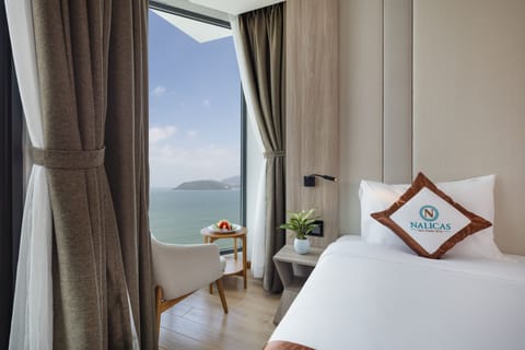 Senior Deluxe Twin Room | Living area | Flat-screen TV