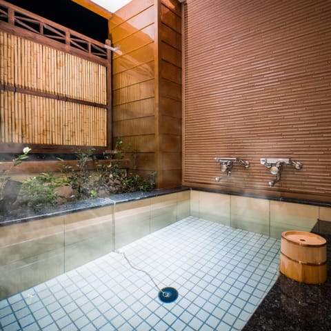Separate tub and shower, spring water tub, free toiletries, hair dryer