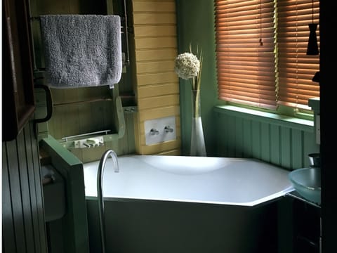 Classic Double or Twin Room (Grey Room) | Bathroom | Shower, rainfall showerhead, free toiletries, hair dryer