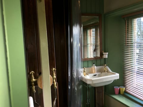 Classic Double Room | Bathroom shower