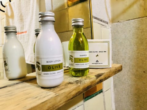 Traditional Room | Bathroom amenities | Shower, towels
