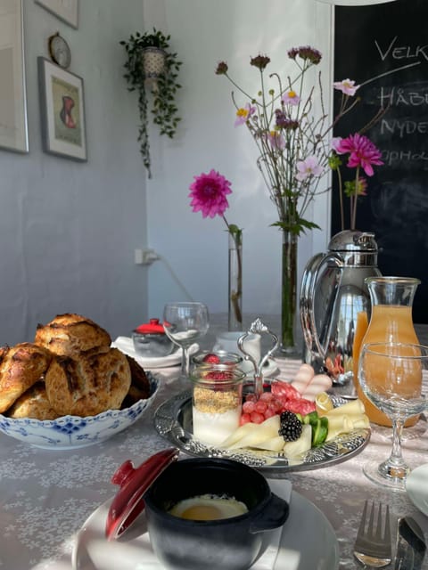 Daily full breakfast (DKK 125 per person)