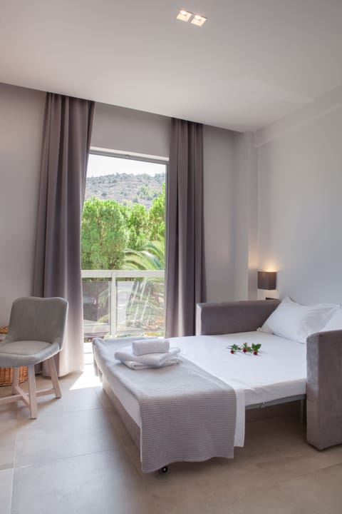 Family Room, Balcony | In-room safe, desk, soundproofing, free cribs/infant beds