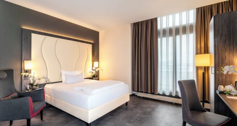 Komfort Superior | In-room safe, desk, laptop workspace, blackout drapes