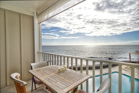 Step out onto your lanai that nearly hangs over the Pacific, offering breathtaking views of tide pools, turtles, and eels right below.