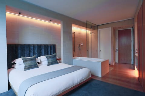 Club Deluxe Room | Egyptian cotton sheets, in-room safe, desk, blackout drapes