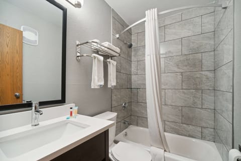 Combined shower/tub, hair dryer, towels