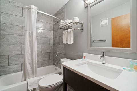 Combined shower/tub, hair dryer, towels