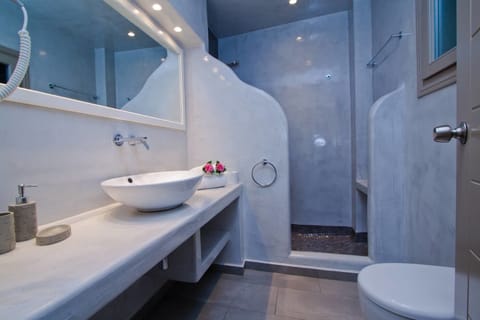 Suite with Caldera View | Bathroom | Free toiletries, hair dryer, slippers, towels
