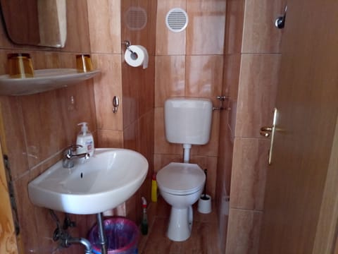 Double Room | Desk, blackout drapes, free WiFi, bed sheets