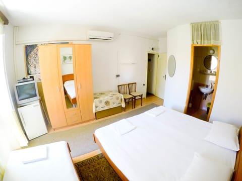 Triple Room | Desk, blackout drapes, free WiFi, bed sheets