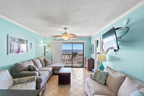 Living Room w/Open Floor Plan