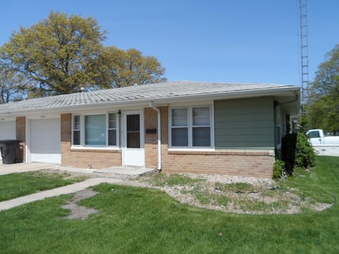 2 Bedroom, 1 bath duplex