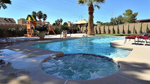HUGE BACKYARD POOL & JACUZZI