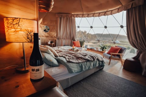 Panoramic Tent with Outdoor Tub (Sauvignon Glampers Dome) | Minibar, individually decorated, individually furnished, blackout drapes