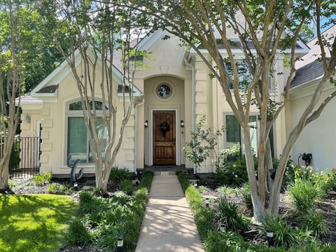 Gorgeous Walk up Appeal and meticulously landscaped. 